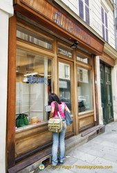 Alternatives, a secondhand designer fashion shop at 18 rue du Roi de Sicile